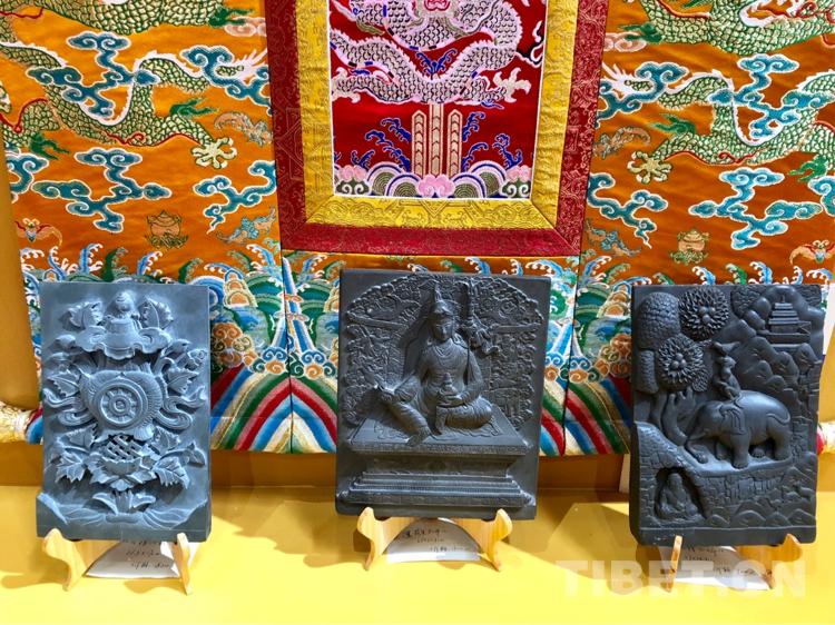 མཚོ་སྔོན་རེབ་གོང་སྒྱུ་རྩལ་པེ་ཅིང་རྒྱལ་སྤྱིའི་དཔེ་དེབ་བཤམ་སྟོན་འདུ་ཚོགས་སྐབས་ཉེར་དྲུག་པའི་ཐོག་ནས་བཤམས་པ་རེད།