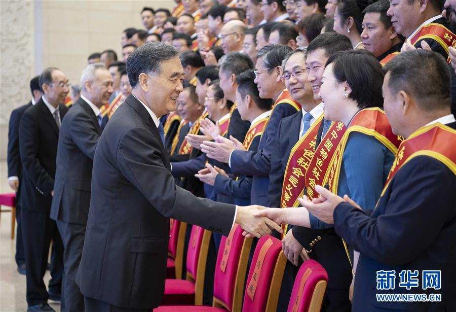 རྒྱལ་ཡོངས་སྤྱི་དབང་ལམ་ལུགས་མིན་པའི་དཔལ་འབྱོར་མི་སྣའི་ཁྲོད་ཀྱི་ཀྲུང་གོའི་ཁྱད་ཆོས་ཀྱི་སྤྱི་ཚོགས་རིང་ལུགས་ལས་དོན་གྱི་ཕུལ་བྱུང་འཛུགས་སྐྲུན་པར་གཟེངས་བསྟོད་གནང་བའི་གྲོས་ཚོགས་པེ་ཅིན་ནས་ཚོགས།