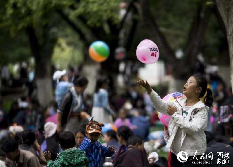 ལྷ་སར་ཞོ་སྟོན་དགའ་གཏོང་བྱེད།