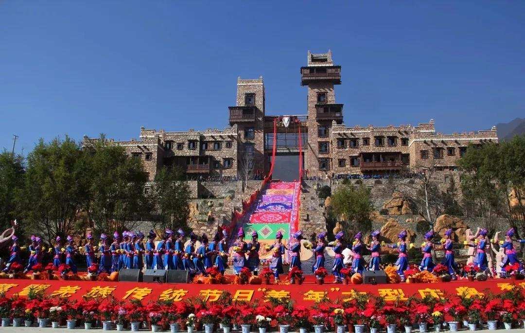 མའོ་རྫོང་གི་འཕོ་འགྱུར་དང་ལོ་ངོ་བདུན་ཅུ།
