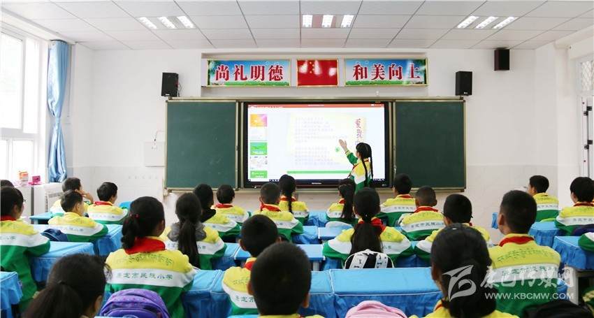 དར་མདོ་གྲོང་ཁྱེར་མི་རིགས་སློབ་ཆུང་གིས་སློབ་འགོ་ཚུགས་པའི་སློབ་ཐུན་དང་པོའི་འགོ་ཡག་པོ་བཙུགས།