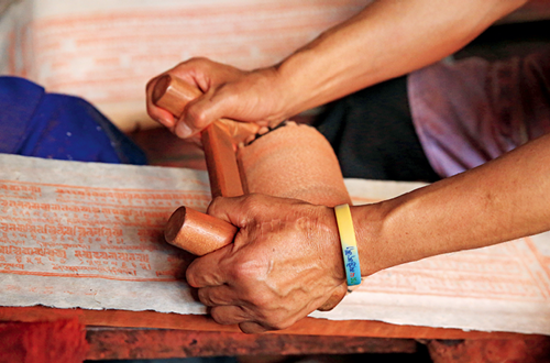 ༄༅།། འཛམ་གླིང་ཡང་རྩེར་སོན་པའི་སྡེ་དགེ་པར་ཁང་གི་པར་འདེབས་ལག་རྩལ།