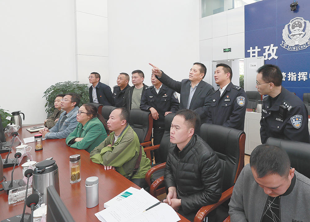 ལིའུ་ཁྲེང་མིང་གིས་རྒྱལ་སྟོན་དུས་ཆེན་སྐབས་སུ་དར་མདོའི་འགྲིམ་འགྲུལ་བདེ་བགྲོད་ཡོང་བར་འགན་ལེན་བྱེད་བཞིན་པའི་ལས་རེས་མི་སྣར་འཚམས་འདྲི་ཞུས།