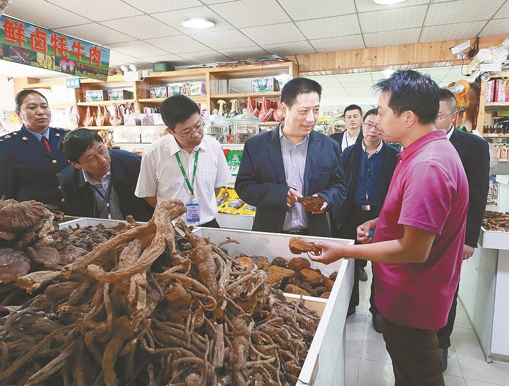ལིའུ་ཁྲེང་མིང་གིས་འབོ་ཞབས་གྲོང་རྡལ་དུ་ཡུལ་སྐོར་ཁྲོམ་རའི་སྒྲིག་ལམ་ལ་བརྟག་ཞིབ་བྱས།