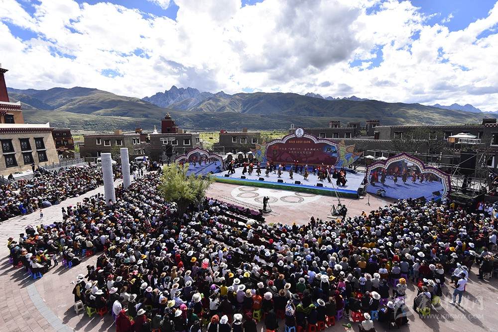 དཀར་མཛེས་རྫོང་གིས་གེ་སར་མཁར་རྫོང་སྒོ་ཕྱེས་པ་ནས་བཟུང་ཡུལ་སྐོར་བ་འབུམ་ལྷག་ལ་སྣེ་ལེན་བྱས།