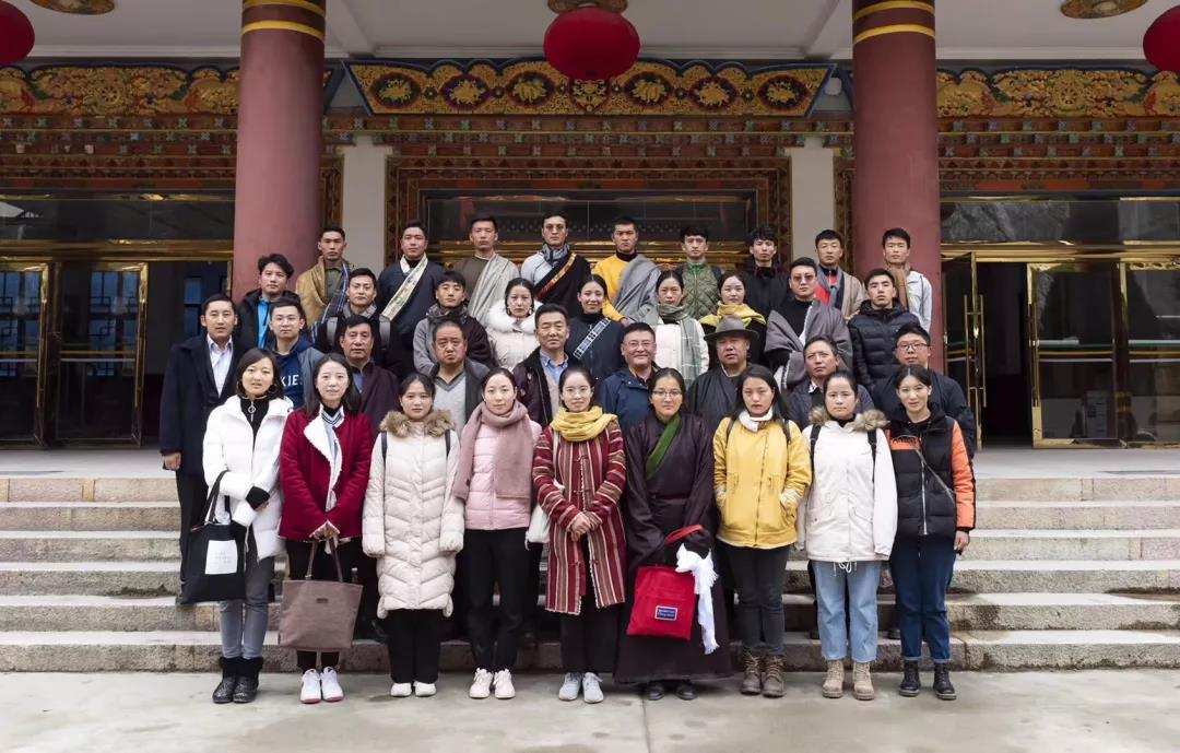 ལྷོ་ནུབ་མི་རིགས་སློབ་ཆེན་གྱི་བོད་རིག་པའི་སློབ་གླིང་གི་ཞིབ་འཇུག་སློབ་མ་རྣམས་དཀར་མཛེས་སུ་བསྐྱོད་ནས་བསླབ་ཚན་ལག་ལེན་བྱས་པ།