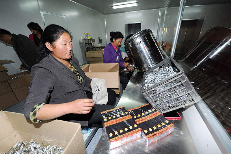 དྲི་ཞིམ་ཐོན་རྫས་ལ་བརྟེན་ནས་ཕྱུག་འགྱུར་ལམ་དུ་སྐྱོད་པ།