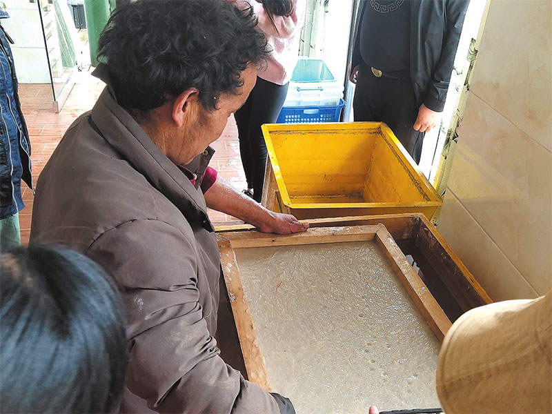 སྲོལ་རྒྱུན་རིག་གནས་ལས་མང་ཚོགས་ལ་འབབ་འཕར་བྱུང་བ།