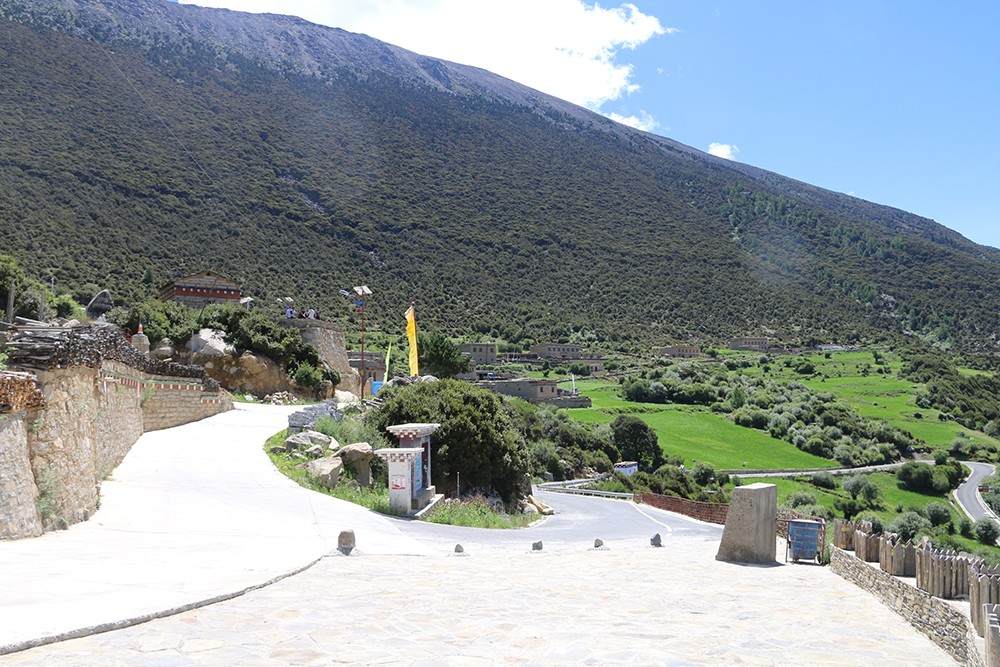 མཐའ་འཁོབ་གྲོང་སྡེ་ལ་ཕྱུར་འགྱུར་གྱི་མེ་ཏོག་བཞད།