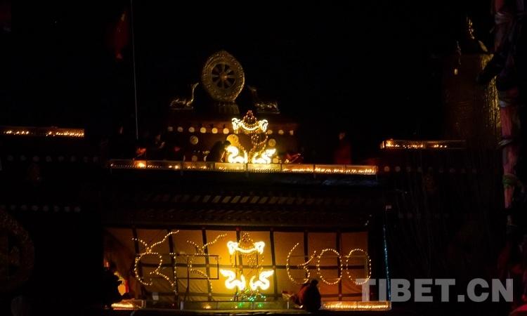 བོད་ལྗོངས་སུ་དགའ་ལྡན་ལྔ་མཆོད་བསུས་ཏེ། རྗེ་ཙོང་ཁ་པ་དགོངས་པ་རྫོགས་ནས་ལོ་འཁོར་600ལོན་པར་རྗེས་དྲན་ཞུ་བ།