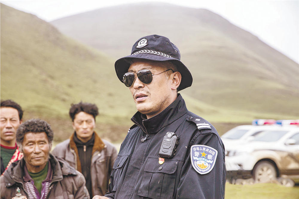 འབངས་ཀྱི་བདེ་སྡུག་སེམས་ཁོང་གདིང་ལ་བཅངས།། དམངས་དོན་སྒྲུབ་པའི་ཁུར་ཆེན་ཕྲག་ཏུ་བཞེས།།