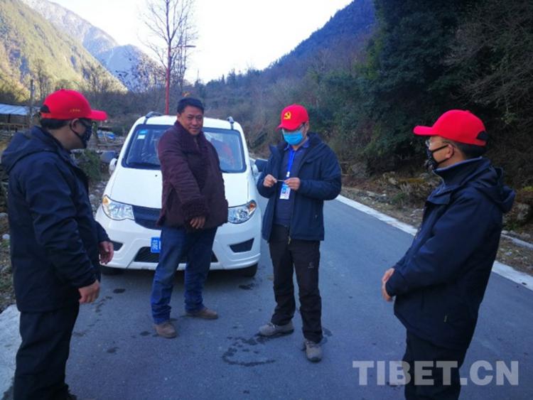 ཏ་ཐང་བོད་ལྗོངས་ཡན་ལག་ཀུང་སིའི་གྲོང་ཚོའི་བཅའ་སྡོད་ལས་དོན་རུ་ཁག་གིས་ཏོག་གསར་གློ་ཚད་རིམས་ནད་སྔོན་འགོག་དང་ཚོད་འཛིན་བྱེད་པ།