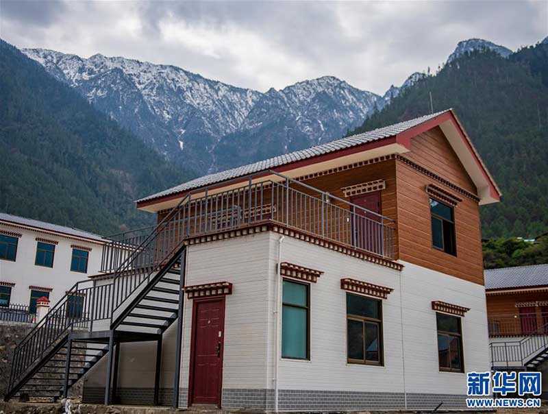 བོད་ལྗོངས་ཀྱི་མཐའ་མཚམས་འབྱོར་འབྲིང་གྲོང་ཚོའི་འཛུགས་སྐྲུན་ཚ་ཚ་འུར་འུར་ངང་བྱེད་བཞིན་པ།