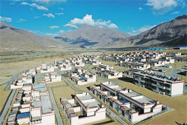 བྱང་རྩྭ་ཐང་ནས་ལྷ་སའི་ཉེ་འདབས་བར་གྱི་རོང་དམར་བའི་འཚོ་བ་གསར་པ།