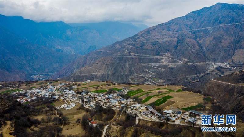 དབུལ་སྐྱོར་གྱི་གསལ་ཐོ། ཁ་བ་དཀར་པོས་དཔང་པོ་བྱེད།