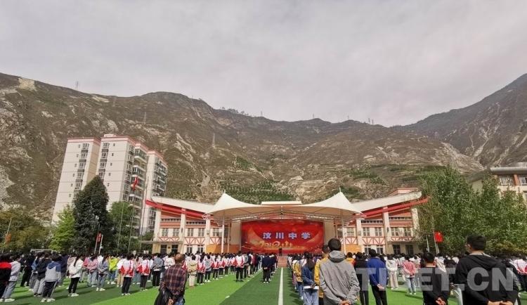 ཝུན་ཁྲོན་སློབ་འབྲིང་གི་མཐོ་འབྲིང་ལོ་རིམ་དང་པོའི་སློབ་ཁྲིད་འཚོག་འགོ་བརྩམས་པ།