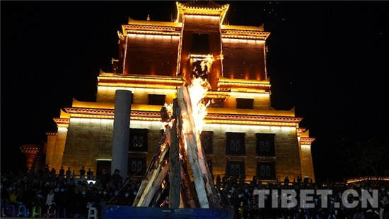 གེ་སར་མཁར་གྲོང་དུ་སྒེར་འཁོར་ཡུལ་སྐོར་བ་ཁག་དང་པོ་བསུས་པ།