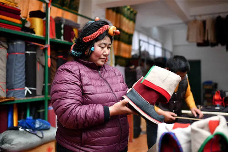 མཐོ་སྒང་གི་མེ་ཏོག་ལྟར་མཚར་བའི་ལྷ་མཚོ་ལགས།