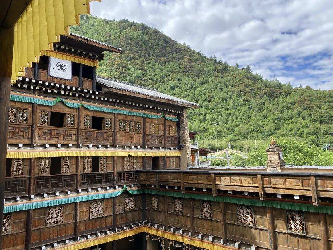 ལ་རོང་ཅོག་ཙེ་རྒྱལ་པོའི་ཕོ་བྲང་།