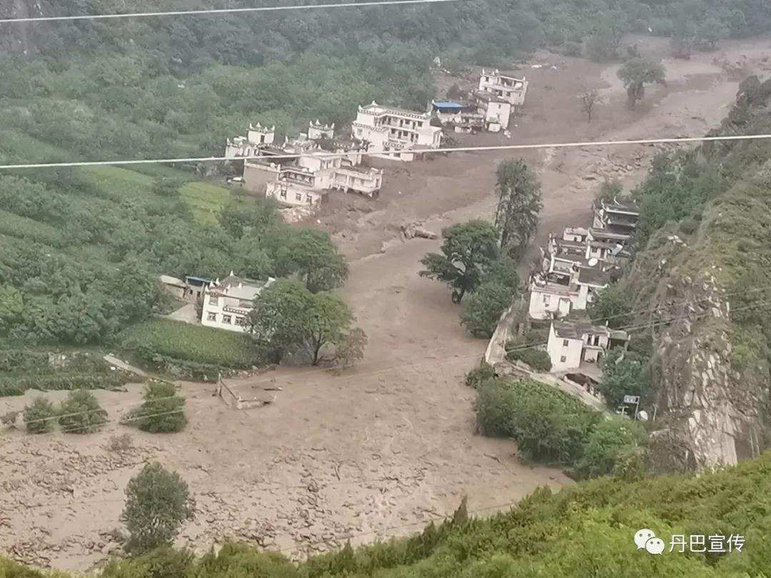 མདང་དགོང་རོང་བྲག་རྫོང་དུ་འདམ་རྡོའི་ཆུ་རུད་ཀྱི་གནོད་འཚེ་བྱུང་འདུག