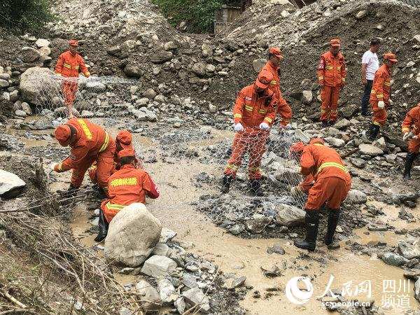 མུ་ལི་སྔགས་སྤྱོད་ཤང་དུ་རི་ཉིལ་ནས་འགྲོ་ལམ་ཆད་པ་དང་བཀོད་སྒྲིག་བྱ་ཡུལ་ཆུས་བསྣུབས་པ།