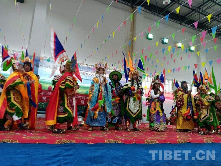 གེ་སར་རིག་གནས་སློབ་གྲྭར་བསྐྱོད་པ།