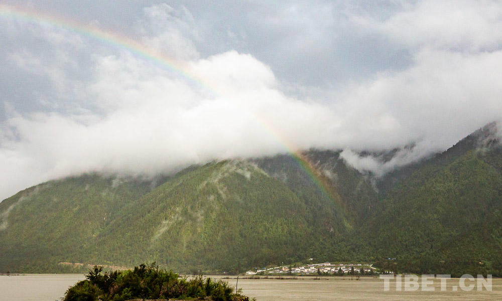 ཡིད་དབང་འཕྲོག་པའི་བྲག་ཆུ་གྲོང་ཚོས་དྲོ་སྐྱིད་ལྡན་པའི་འཚོ་བ་ཡག་པོ་སྐྱེལ་བཞིན་ཡོད།