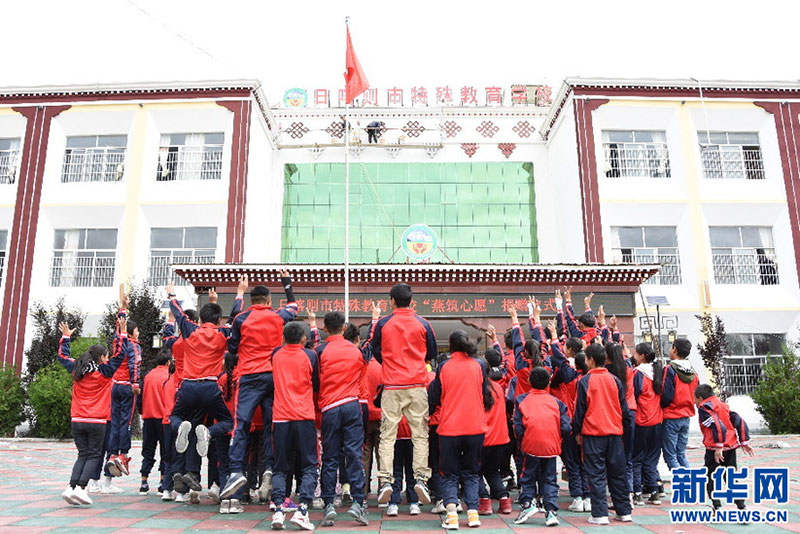 པེ་ཅིང་སློབ་ཆེན་གྱི་སློབ་སྐྱོར་ཚོགས་པས་བོད་ལྗོངས་ཀྱི་དམིགས་བསལ་སློབ་གསོར་སྤྱི་ཕན་ཞལ་འདེབས་བརྒྱབ་ནས་རོགས་རམ་བྱས་པ།