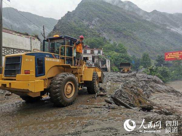 མའོ་རྫོང་ལ་ཆུ་ལོག་དང་འདམ་རྡོའི་ཆུ་རུད་བྱུང་བ།