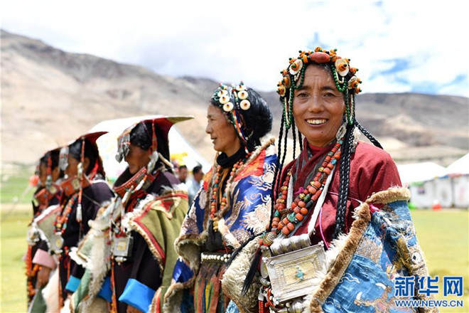 མཛེས་སྡུག་ལྡན་པའི་མངའ་རིས་སྤུ་ཧྲེང་རྒྱན་གོས།