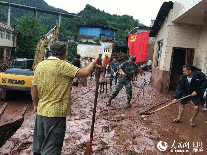 དྲག་ཆར་བབས་ནས་སི་ཁྲོན་གཡག་རྔ་ནས་མི་ཁྲི་14ལ་གནོད་འཚེ་ཕོག