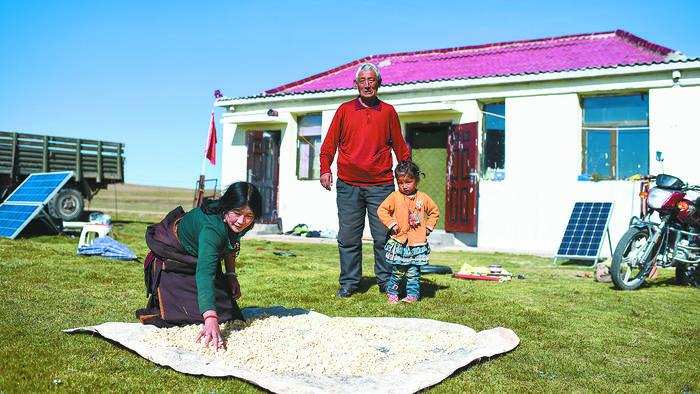 མཚོ་སྔོན་ལ་ཁ་གཏད་རོགས་སྐྱོར་བྱས་པའི་ལོ་ངོ་བཅུ།