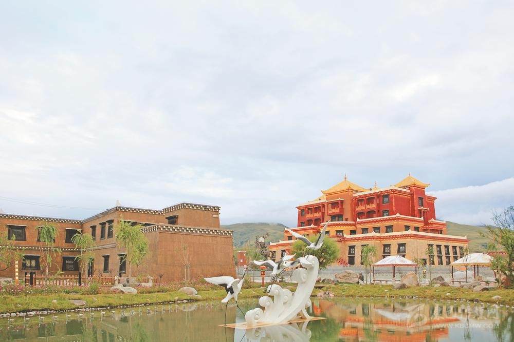 གེ་སར་མཁར་གྲོང་གནའ་ཉམས་གསར་དུ་ངོམ། དཀར་མཛེས་ཡུལ་གྲུ་འཕེལ་ཁ་རབ་ཏུ་དར།