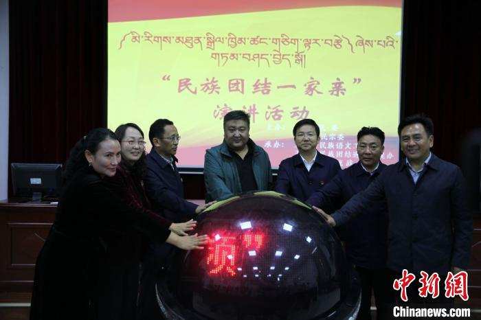 མཚོ་སྔོན་ཡུལ་ཤུལ་དུ་རྒྱལ་ཡོངས་སྐད་གཉིས་སློབ་སྦྱོང་ཁྱད་ལྡན་གྲོང་ཚོ་དང་གྲོང་རྡལ་གྱི་སྒོ་བྱང་བཀལ།