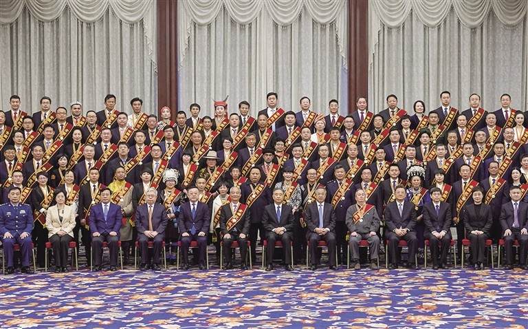 ཝང་དབྱང་གིས་རྒྱལ་ཡོངས་ཀྱི་དབུལ་སྒྲོལ་འགག་སྒྲོལ་གྱི་བྱ་དགའ་ཐོབ་མཁན་ལ་མཇལ་འཕྲད་གནང་བ།