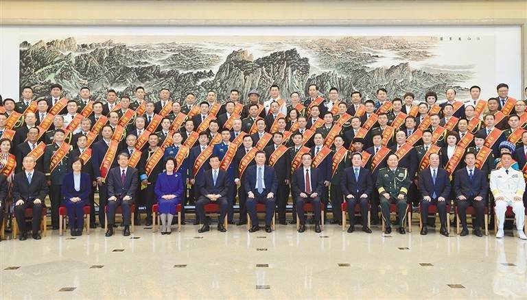 ཞི་ཅིན་ཕིང་གིས་རྒྱལ་ཡོངས་ཀྱི་གཉིས་བཀུར་དཔེ་བཟང་གྲོང་ཁྱེར(རྫོང)གྱི་མིང་འདོགས་པ་དང་གཉིས་བཀུར་དཔེ་བཟང་ཚན་པ་དང་མི་སྒེར་ལ་གཟེངས་བསྟོད་བྱེད་པའི་ཚོགས་ཆེན་ལ་ཞུགས་མཁན་འཐུས་མིར་མཇལ་འཕྲད་གནང་བ།