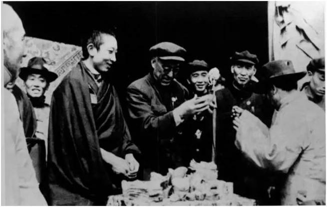 པཎ་ཆེན་སྐུ་ཕྲེང་བཅུ་པས་མེ་འགོག་ཁྲའོ་རོགས་ལ་སྒོར་དུང་ཕྱུར1.3ཕུལ་བ།