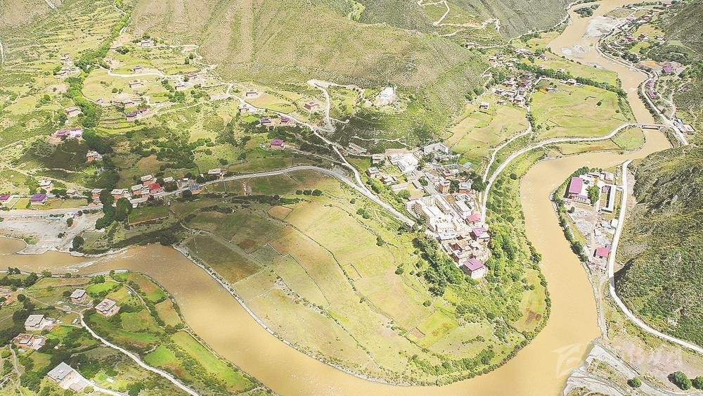 ཡངས་པའི་གཞུང་ལམ་མཐོ་སྒང་ཡུལ་དུ་བསྐྲུན།