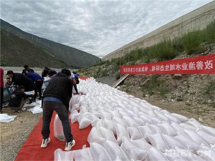 རི་གྲོང་དུ་བཅའ་སྡོད་བྱས་པའི་མཐོང་ཐོས་ལས་ཉ་མོ་ཅི་དགར་རྩེན་པའི་ལེའུ།