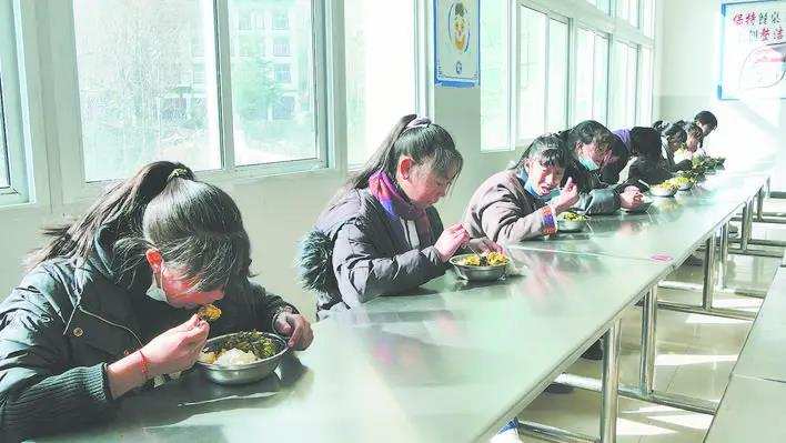 ཁྲོ་ཆུ་རྫོང་གིས་སློབ་གྲྭའི་རིམས་འགོག་ལས་ལ་བརྩོན།