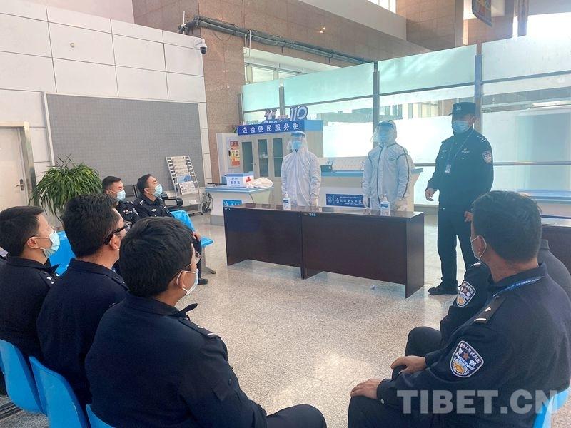 བོད་ལྗོངས་སུ་མཐའ་མཚམས་རིམས་འགོག་ཞིབ་བཤེར་འགག་སྒོ་བརྟན་པོར་བསྐྲུན་ནས། མི་དམངས་ཉེན་རྟོག་པས་འགོག་སྲུང་གྱོན་ཆས་གྱོན་སྟངས་སྦྱོང་བརྡར་བྱེད་པ།