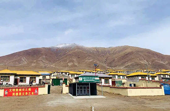 སྤྱི་ཁྱབ་ཧྲུའུ་ཅིས་ཐུགས་ཁུར་གནང་བའི་མཚོ་སྔོན་ཡུལ་ཤུལ་དཀར་མདའ་གྲོང་ཚོ། 