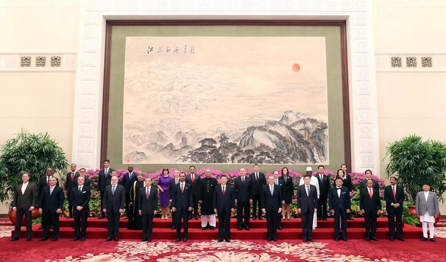 ཞི་ཅིན་ཕིང་གིས་ཕྱི་རྒྱལ་གྱི་གསར་དུ་བསྐོས་པའི་ཀྲུང་གོར་བཅའ་སྡོད་བྱེད་པའི་གཞུང་ཚབ་ཆེན་མོས་ཕུལ་བའི་རྒྱལ་ཡིག་དང་ལེན་བྱས་པ།