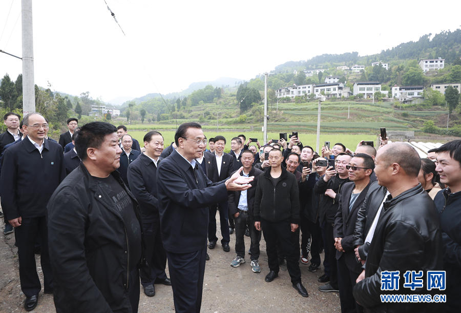 ལི་ཁེ་ཆང་གིས་དཔལ་འབྱོར་བཟང་ཕྱོགས་སུ་སྐྱོད་པའི་རྨང་གཞི་སྲ་བརྟན་ཏུ་བཏང་ནས་གཞི་རྩའི་དམངས་འཚོར་འགན་ལེན་ནུས་ལྡན་བྱེད་དགོས་ཞེས་བསྟན།