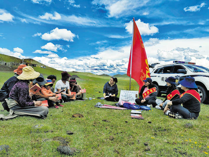 མཛོད་དགེ་རྫོང་ཁྲིམས་འཛིན་ཅུའུ་ཡིས་འབྲོག་ཁུལ་དུ་ཁྲིམས་ལུགས་དྲིལ་སྒྲག་བྱ་འགུལ་སྤེལ།