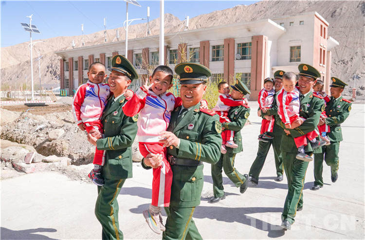 བྱིས་པ་དག་སེམས་ལ་དམ་པོར་བཅངས་ནས་བརྩེ་སེམས་ཀྱིས་མཐའ་མཚམས་ལ་དྲོད་སྣང་སྦྱིན།