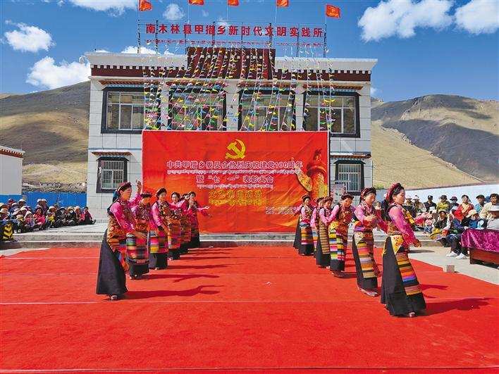 གཞིས་ཀ་རྩེ་གྲོང་ཁྱེར་གྱི་ས་གནས་ཁག་གིས་བྱ་འགུལ་སྣ་མང་སྤེལ་ནས་ཏང་གི་ལོ་བརྒྱའི་འཁྲུངས་སྐར་ལ་རྟེན་འབྲེལ་ཞུས།