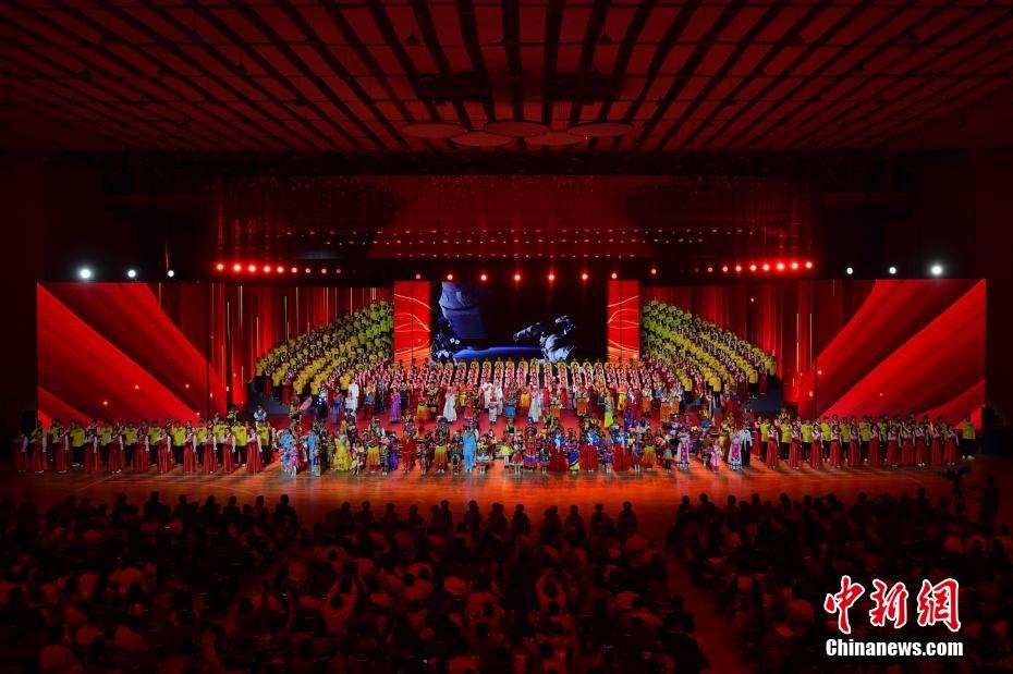 ལྷ་ས་གྲོང་ཁྱེར་གྱིས་ཀྲུང་གོའི་གུང་ཁྲན་ཏང་དབུ་བརྙེས་ནས་ལོ་ངོ་100འཁོར་བར་རྟེན་འབྲེལ་ཞུ་བའི་གླུ་དབྱངས་མཉམ་ལེན་ཆེན་པོའི་མཚན་ཚོགས་འཚོགས་པ།