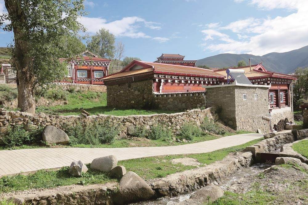 དམར་དམག་རྒྱང་སྐྱོད་ཀྱི་ལམ་ཆུང་བརྒྱུད་ནས་འབྱོར་འབྲིང་གི་ལམ་ཆེན་དུ་སྐྱོད།