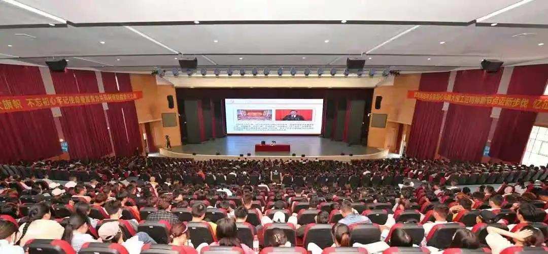 ལིའུ་ཕིང་གིས་རྔ་བའི་ལས་རིགས་སློབ་གླིང་དུ་སྤྱི་ཁྱབ་ཧྲུའུ་ཅི་ཞི་ཅིན་ཕིང་གི“བདུན་གཅིག”གི་གསུང་བཤད་གལ་ཆེན་གྱི་དགོངས་དོན་སྒྲོག་འགྲེལ་དང་ཏང་གི་ལོ་རྒྱུས་སློབ་སྦྱོང་སློབ་གསོའི་ཆེད་དོན་ཏང་གི་སློབ་ཚན་གྱི་སྙན་ཞུ་ཕུལ།